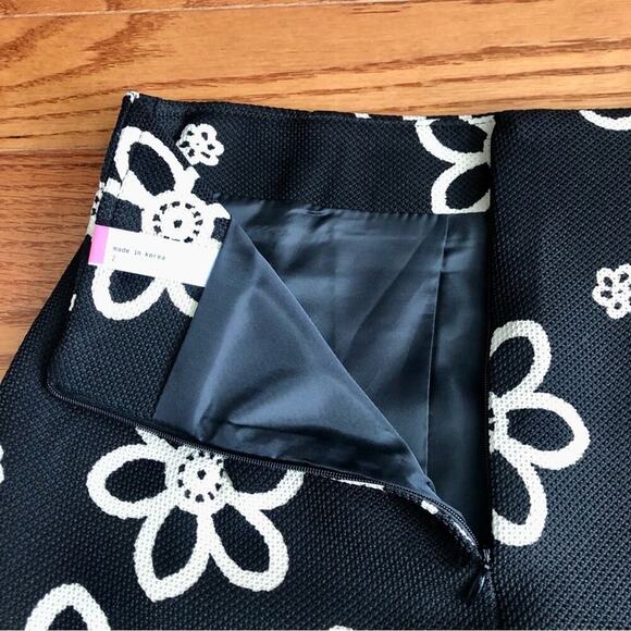 Answer Made in Korea Flower graphic Black Cream Pencil Mini Skirt Women’s size S - Picture 6 of 9